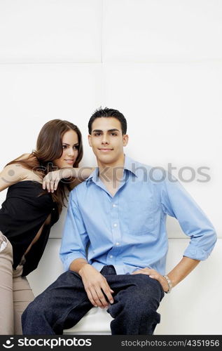 Young woman leaning on a young man&acute;s shoulder