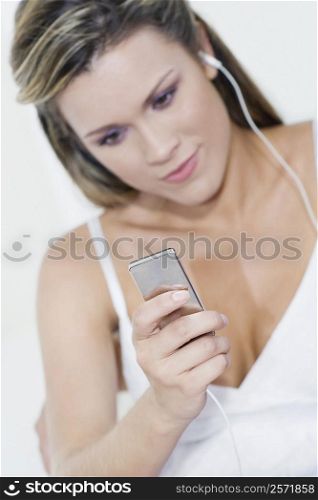 Young woman listening to an MP3 player