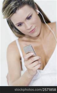Young woman listening to an MP3 player