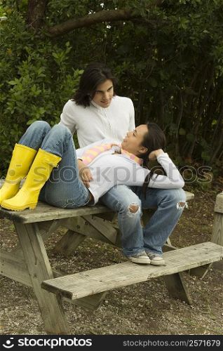 Young woman lying on a young man&acute;s lap