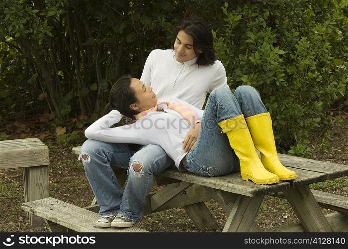Young woman lying on a young man&acute;s lap