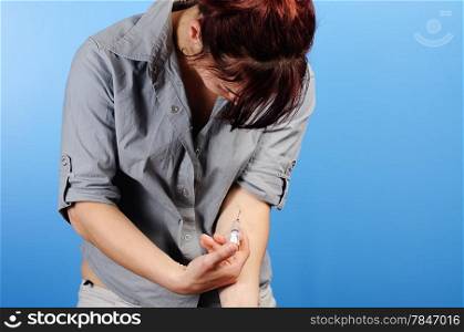 young woman make an injection for himself