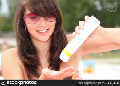 Young woman protecting herself from the sun&rsquo;s harmful rays