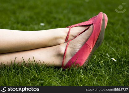 Young woman&rsquo;s feet on the grass