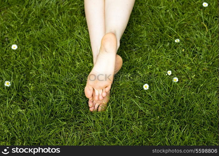 Young woman&rsquo;s feet on the grass