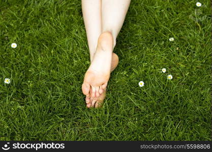 Young woman&rsquo;s feet on the grass