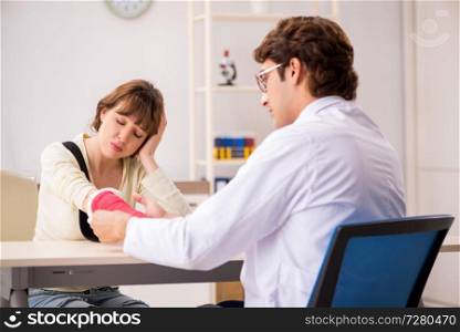 Young woman visiting doctor traumatologist  . Young woman visiting doctor traumatologist 
