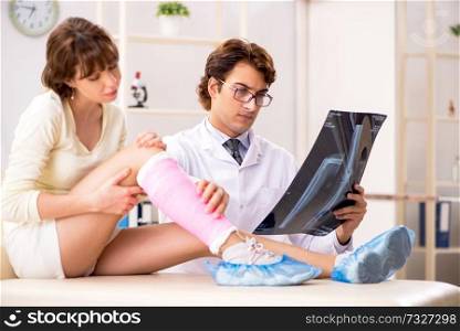 Young woman visiting doctor traumatologist . Young woman visiting doctor traumatologist