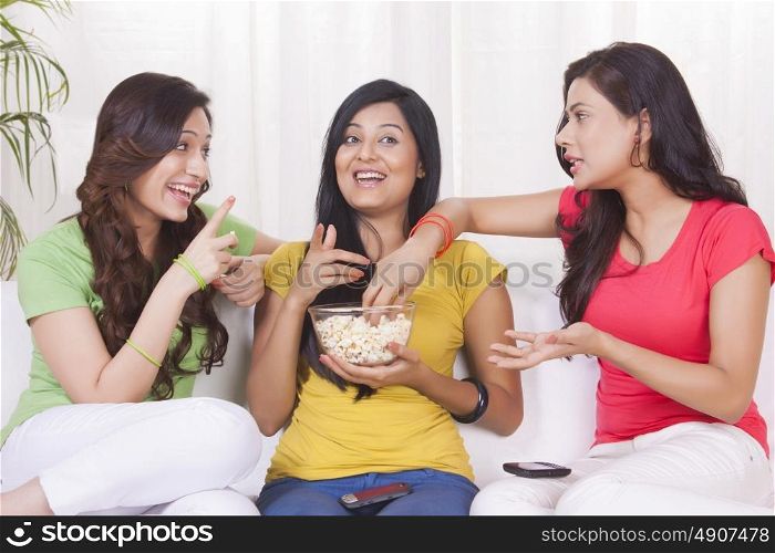 Young women eating pop corn