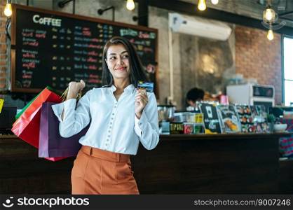  Young women enjoy shopπng with credit cards.