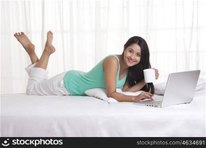 Young WOMEN using laptop while having coffee