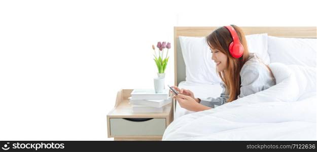 young women wake up early and check the mail via mobile phone on the bed in the room.Asian women wake up on the bed in the morning and use the phone to check online trading.Teen Asian women are successful in selling online, so don&rsquo;t rush to wake up to work in the morning.