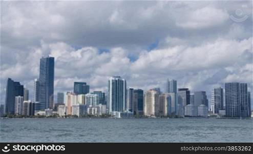 Zeitraffer mit Kameraschwenk von der Skyline Miamis - Time lapse with camera pan of the Miami skyline