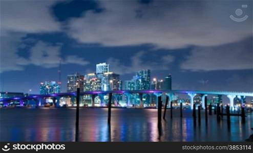 Zeitrafferaufnahme der Skyline von Miami bei Nacht - Time lapse of the Miami skyline at night