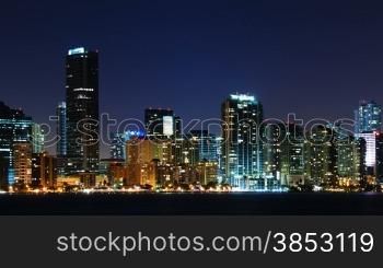 Zeitrafferaufnahme der Skyline von Miami bei Nacht - Time lapse of the Miami skyline at night