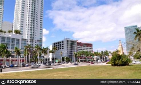Zeitrafferaufnahme vom Strassenverkehr in der Stadmitte von Miami - Time lapse of downtown traffic in Miami