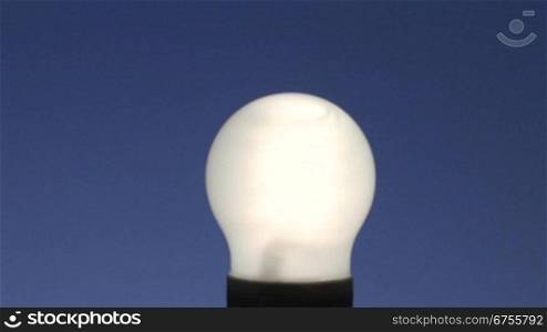 Zoom auf eine leuchtende Energiesparlampe