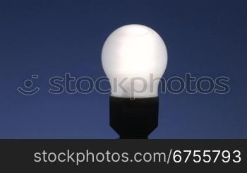 Zoom auf eine leuchtende Energiesparlampe
