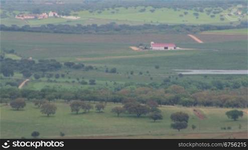 Zoom aus Landschaft, die aus Feldern und Wiesen sowie wenigen HSusern besteht
