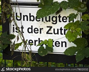 Zutritt-verboten-Laub. sign with the inscription: unauthorized persons may enter prohibited