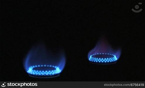zwei Gasflammen rotieren um die eigene Achse