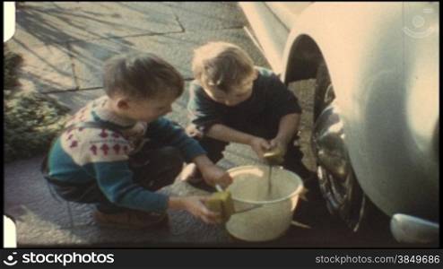 Zwei kleine Kinder beim Autowaschen (8 mm-Film aus den 60er-Jahren)
